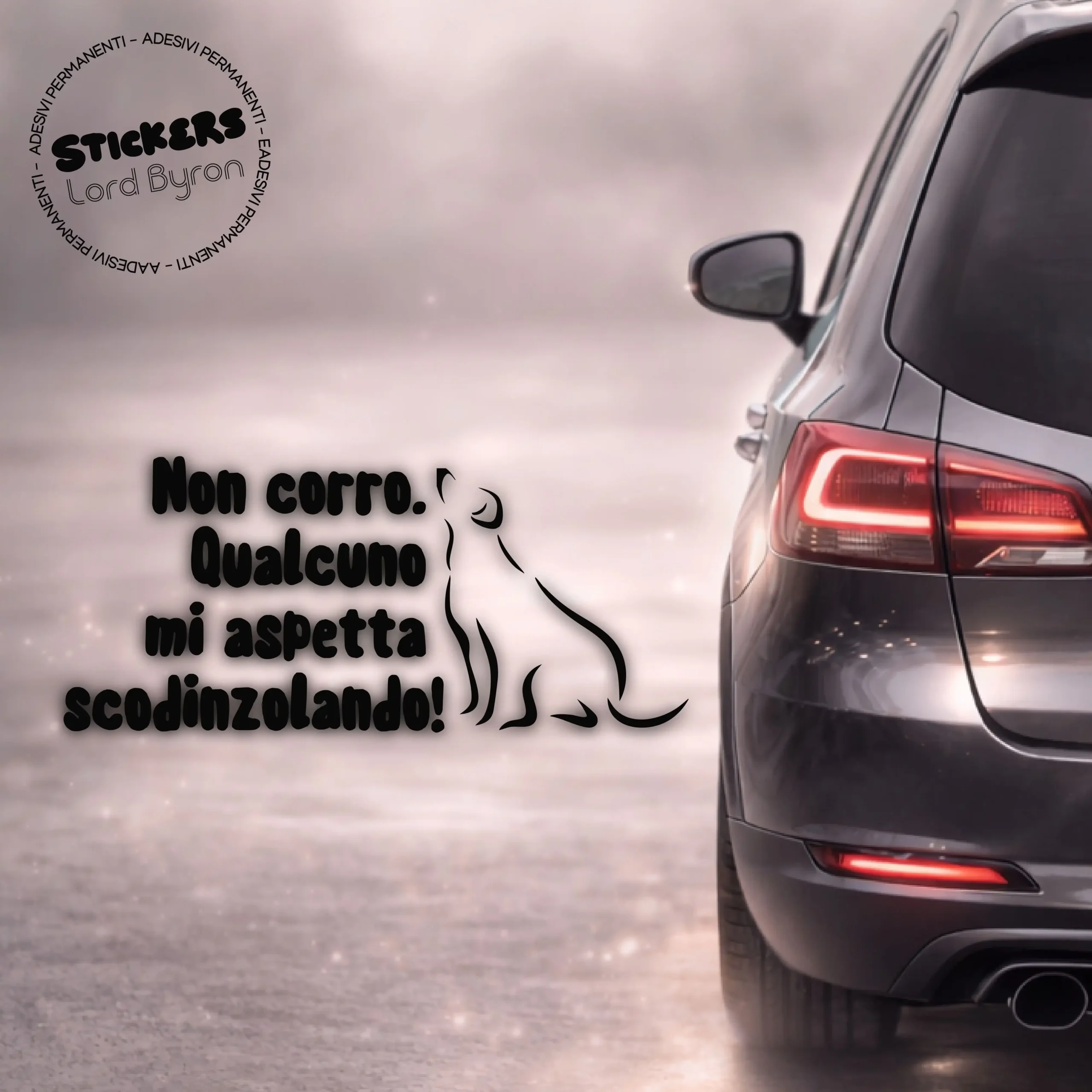 Adesivo Auto “Non corro. Qualcuno mi aspetta scodinzolando!” – Sticker per Cinofili