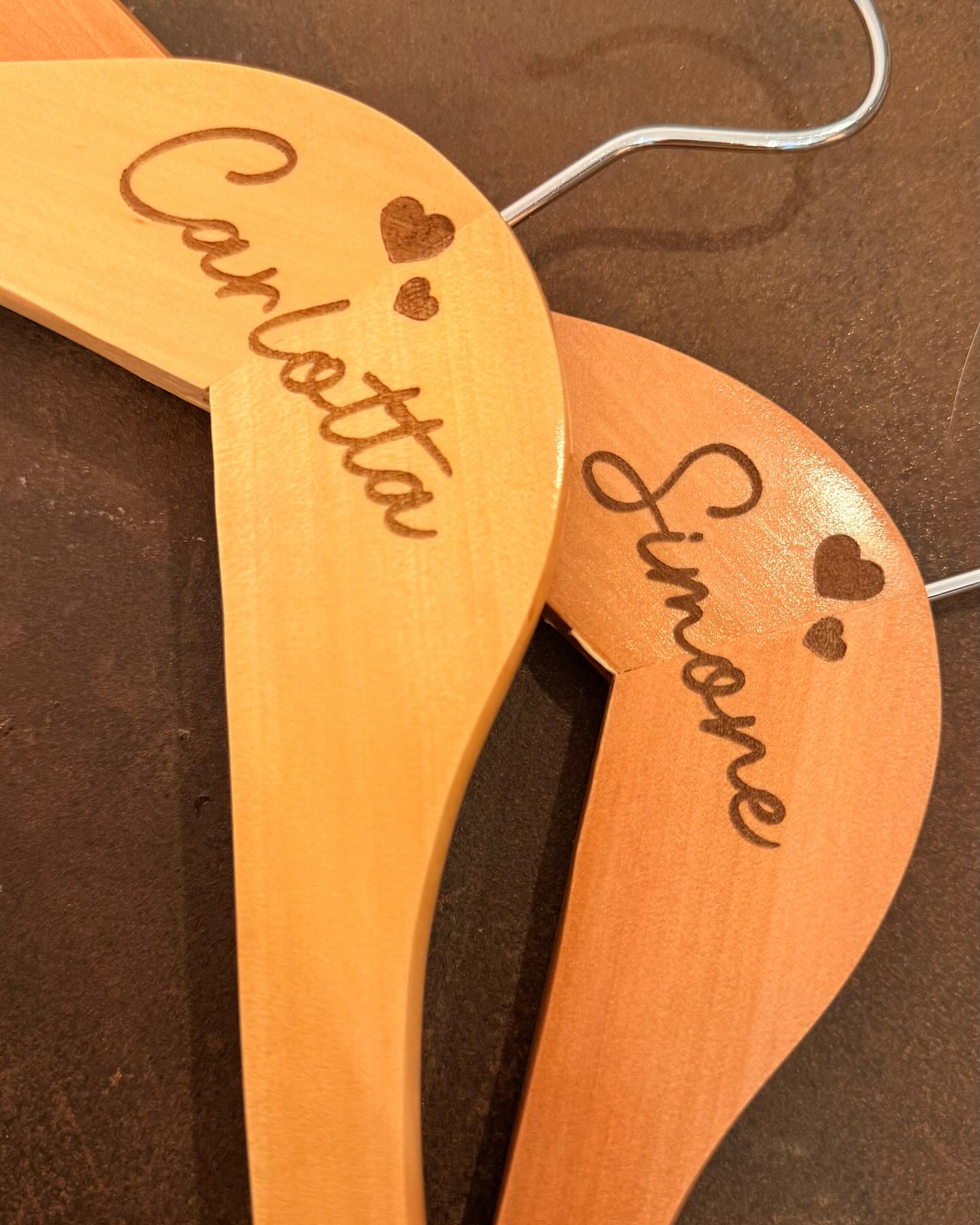 Appendiabiti Personalizzato in Legno Inciso – Singolo o Coppia - immagine 4