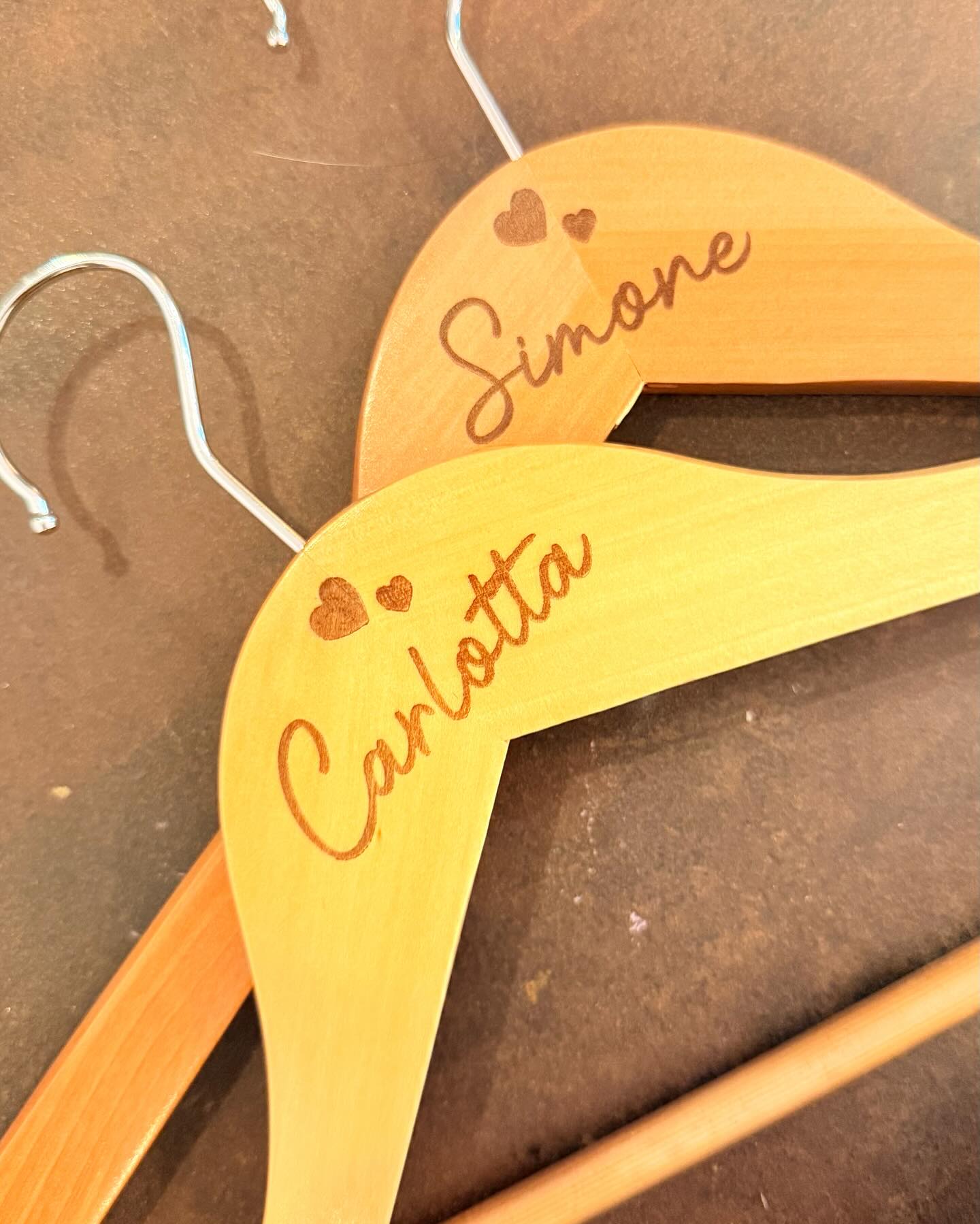 Appendiabiti Personalizzato in Legno Inciso – Singolo o Coppia - immagine 5